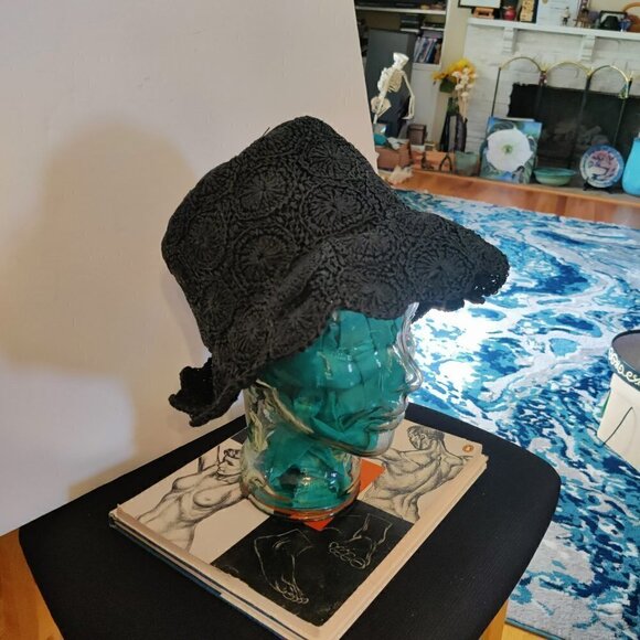 Black Straw Hat With Woven Sunbursts for demure sunbathing or window shopping. M - Picture 5 of 5